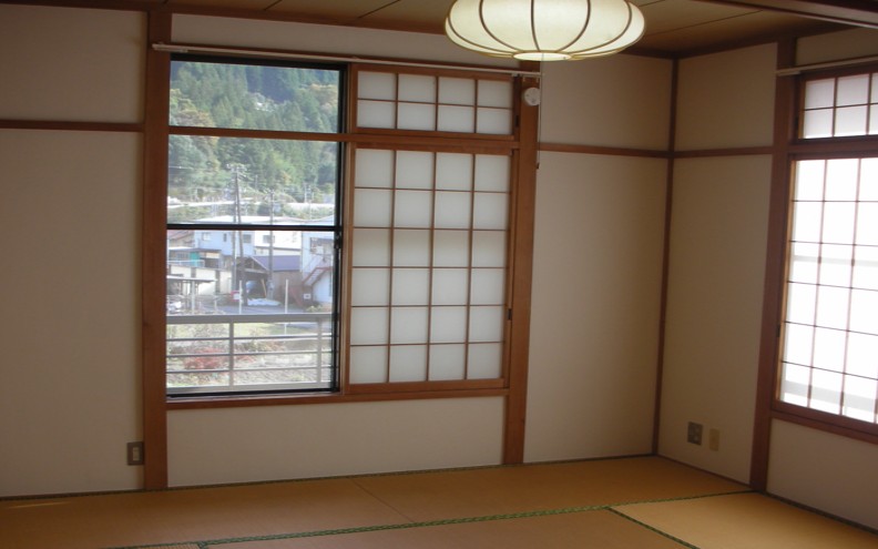 民泊　ゆずの木から水窪駅に発着する飯田線の電車と水窪の山々が見える