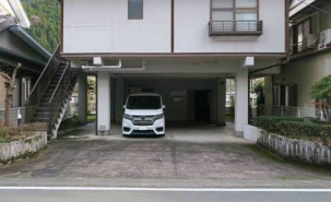 水窪町の宿泊施設　一棟貸しの貸別荘ゆずの木の無料駐車場・駐車スペース